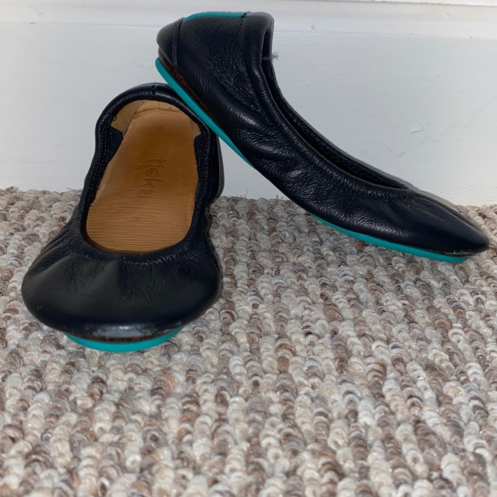 Tieks shoes for little girls size 8 with carrying bag.